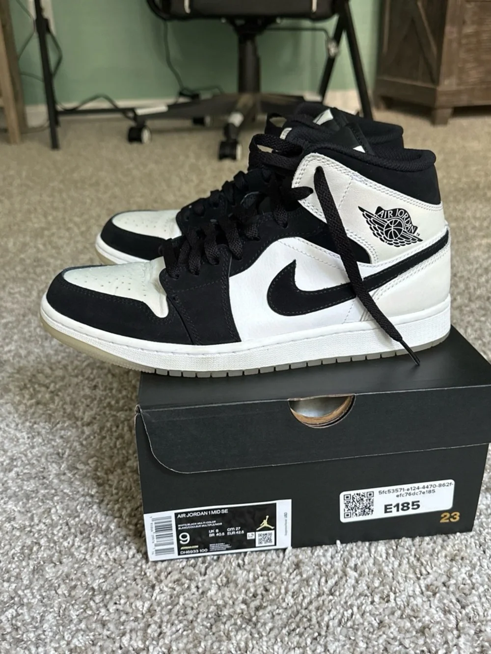 Jordan Black White Air Jordan 1 Mid Sneakers